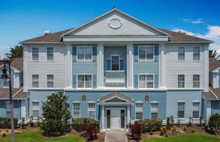 3-BR Condo with Dreamy Balcony Views, Walk to Pool - Foto 45