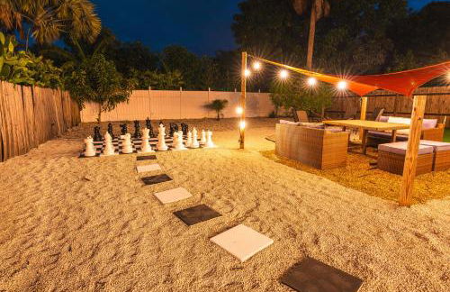 Golfers Paradise 4-hole PUTT-PUTT, Mega Chess with huge backyard, hammock - Photo 62