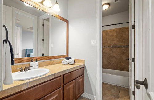 Lake Travis Family Retreat with Theater Game Room and BBQ 7 min from Marina - Foto 50