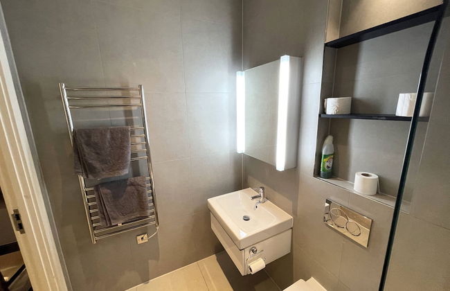 Stunning 1-bed Deluxe Apartment in Slough - Photo 11