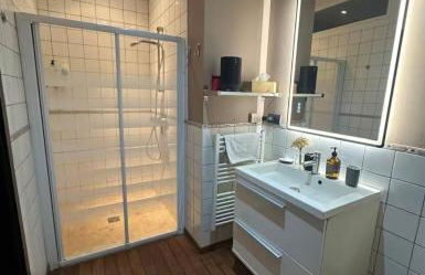 La Liberté, Loft 90 m2 rénové centre-ville, terrasse amenagee, jeux & parking - Foto 6