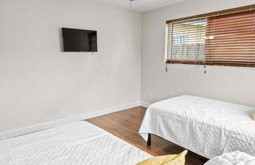 Stadium Sunflower Miramar home, 3 bd, 2 ba - Photo 14