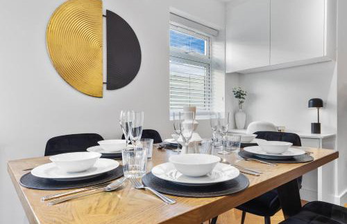 AC & Private Drive Stylish 4BR 5 Beds 8 Guests Wifi And Parking - Photo 16