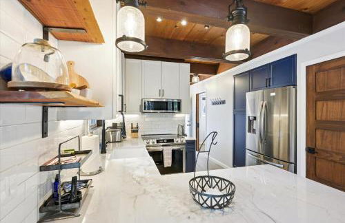 Cobalt Cabin by Tahoe Getaways - Beautifully Remodeled Pet Friendly 3 BR with Hot Tub & EV - Foto 9