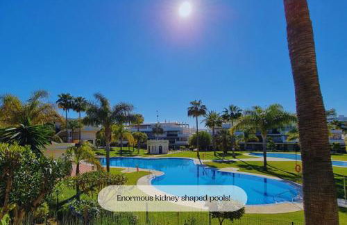 StayatSas Marbella, close to the beach, large 80 m2 terrace, large swimming pools, parking included, 10 minutes from the centre - Foto 31