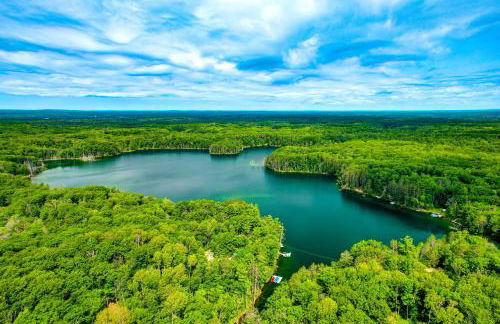 Rustic Michigan Lakeside Cabin with Private Dock! - Foto 26