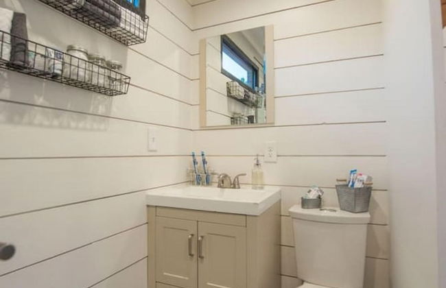 Stillwater House Tiny Container Home 12 min to Downtown Magnolia - Foto 10