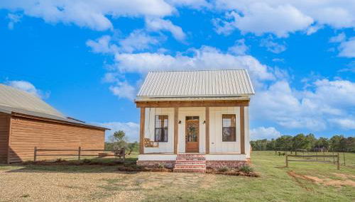 4-Acre Plot Farmhouse-Chic Retreat in Forest! - Foto 3