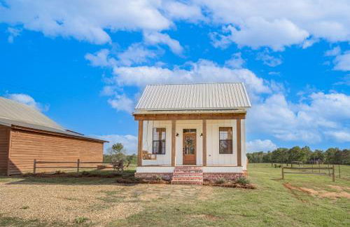 4-Acre Plot Farmhouse-Chic Retreat in Forest! - Foto 3