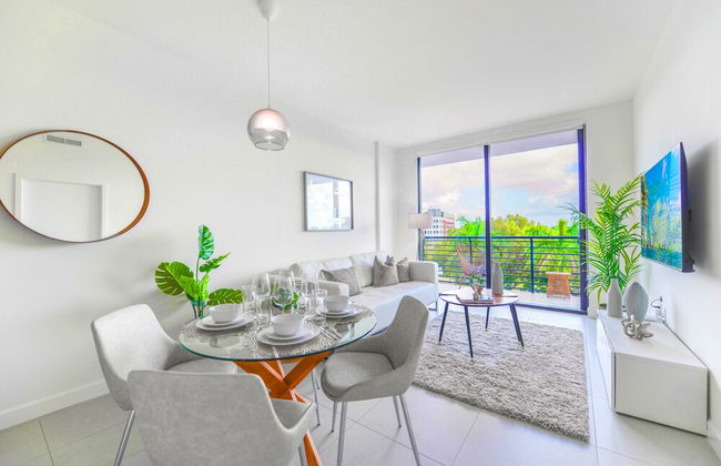 Downtown Doral Condo w-Free Parking - Foto 13