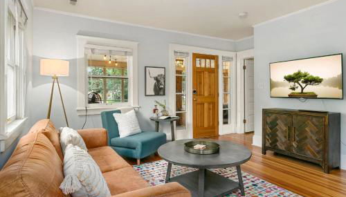 Downtown Abode with Hot Tub - Walk to CSU & Old Town - Foto 5