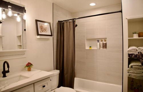 Cozy Home Conveniently Located with King Bed - Foto 10