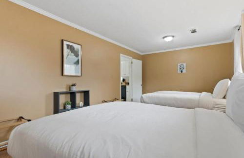 Large Fenced Yard near Midtown- Shamrock Stay - Foto 33