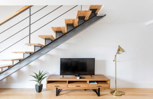 Bright 3BR Flat w/ AC in City Center by LovelyStay - Photo 22