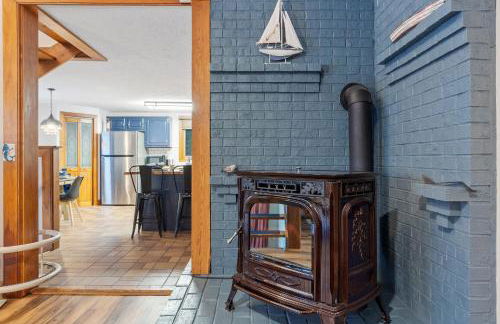 Spacious Accessible Waterfront Retreat with Hot Tub - Foto 23