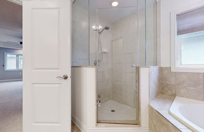 Spacious 4-Bedroom Retreat - Photo 39