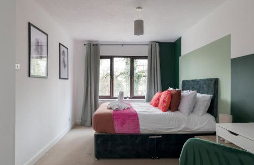 Large 5BR Home - Ideal for Contractors - Parking Available - Photo 19