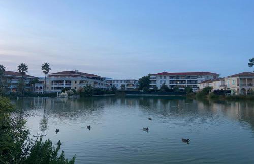 Lake View Apartment with Private Garden& Parking, Residence Pool & Tennis Court - Foto 4