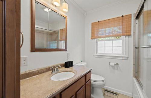 Cozy Home with Game Room and Fire Pit - Foto 31