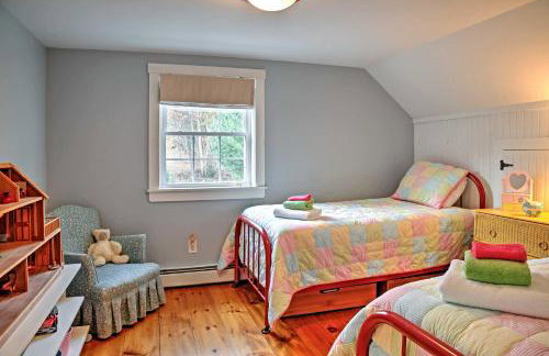 Beautiful Sandy Point Getaway with Wraparound Deck! - Foto 13