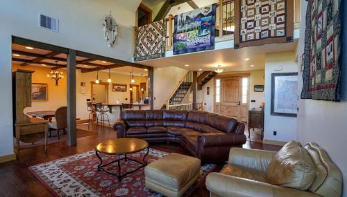 Scenic Mountain Cabin with Creekside Deck & Outdoor Fireplace near North Meadow Creek, Montana - Foto 3