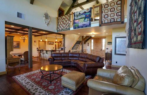 Scenic Mountain Cabin with Creekside Deck & Outdoor Fireplace near North Meadow Creek, Montana - Foto 3