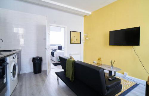 1 BDR Apt By Caledonia Luxe Stays Short Lets & Serviced Accommodation Lanark - Photo 1