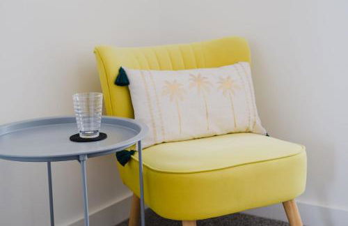 Modern and Comfortable Home away from Home - Photo 52