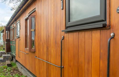 The Railway Carriage - Photo 25