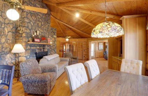 Family-Friendly Riverfront Manor on the Little Red - Foto 8