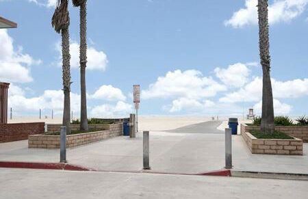 Awesome 3BR 2BTH 1 Block To Beach C2 - Photo 7