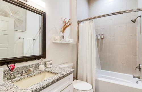 Poolside and Hot Tub Lounging Luxe Rio Rancho Home - Foto 23