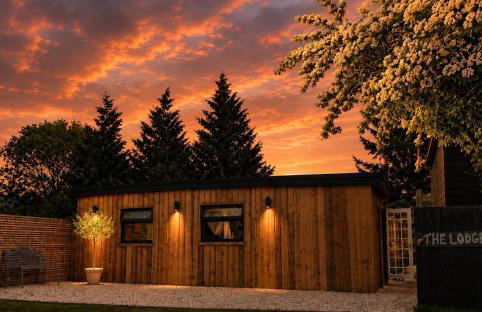 Cosy Canal-side lodge with log burner - Photo 1
