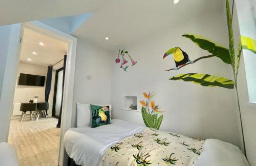 The Jungle Apartment - by Coastline Retreats - Jungle Themed Garden Apartment - Outdoor Bath - Next to Seafront - Childrens Toys - Superfast Wifi - Netflix - Disney - Foto 20