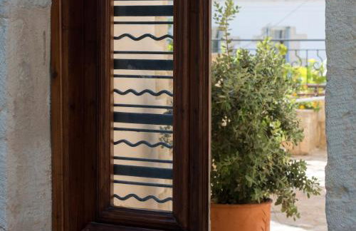 3-Min Drive to Kalyves Beach, Stone Home with Private Pool in Armenoi Center - Foto 9