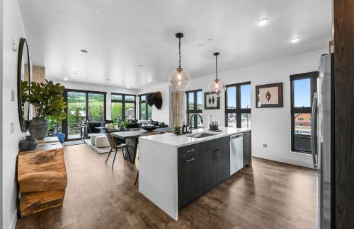 4-Season Modern Mountain Penthouse with Private Hot Tub & Scenic Views - Foto 32