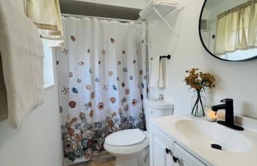 House of Shells, beautiful garden, fenced yard, dog friendly, fire pit! - Foto 18