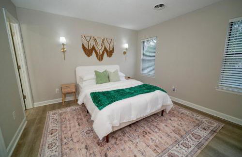 Uptown LUXE Retreat with Parking & Walk to City Center - Foto 22