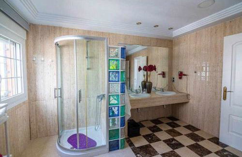 lujosa villa en Alhaurin de la Torre 7 dormitorios - Photo 13