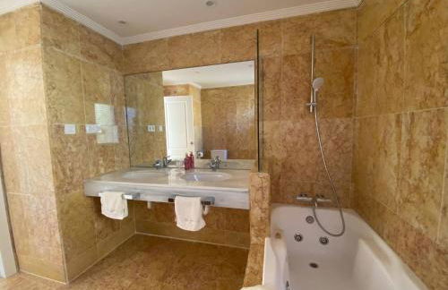 Sunny Retreat with Stunning View - Foto 25