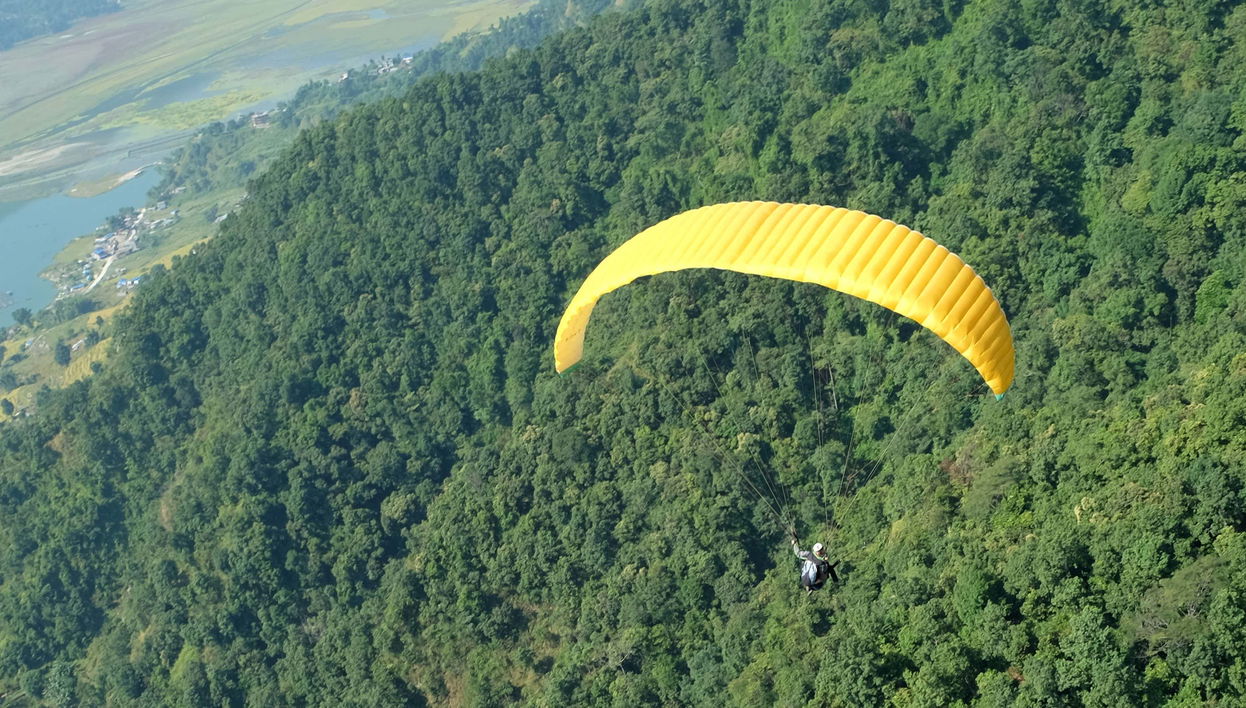 Voo de parapente por Pokhara