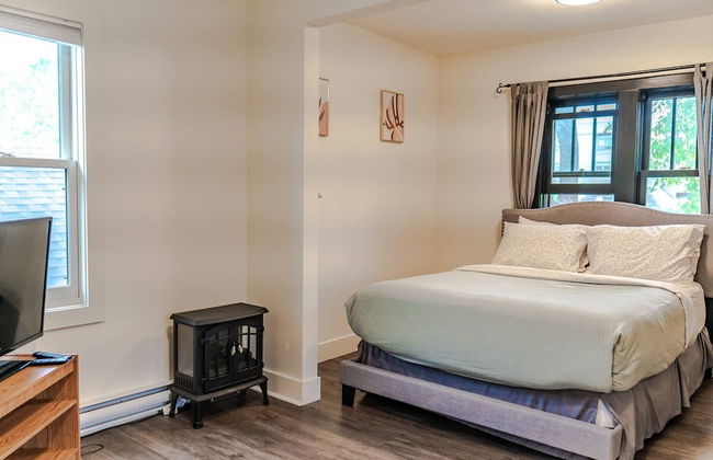 Historical Building 1br 1ba Walk To Roger's Place - Photo 3