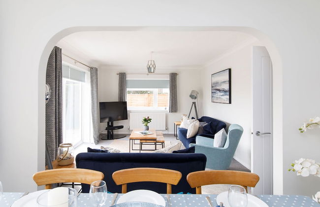 Coastal Retreat for 8 With Hot Tub - Walk to Beach - Foto 74