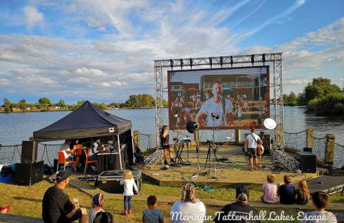 Elite Retreats 4U Lakeside Hot Tub Log Cabin with the fishing peg at Tattershall Lakes Park - Foto 48