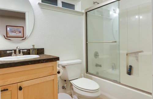 Cozy Mi-Wuk Village Cabin with Deck! - Foto 16