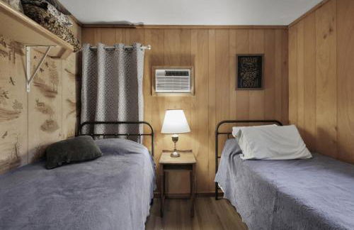 Riverfront Cabin Wood Stove Fire Pit & Grill - Foto 19