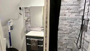 Au ColbVert - La Catho' - Vauban - Métro - Netflix - Wifi - Foto 5, Shower