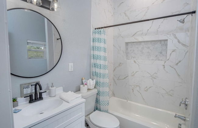 Cozy and Lovely 2BR 2BA Apt A Near Lively Downtown - Foto 12