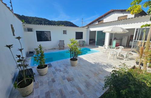 Linda casa em Guaiúba, Guarujá, 2 suites e piscina - Foto 3