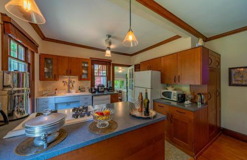 1920s Phoenicia Bungalow with Vintage Furnishings, Sauna, Fireplace, & Fenced Backyard - Foto 12
